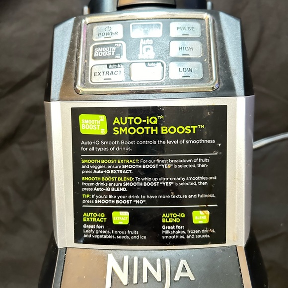 Ninja blender base. Pitcher not included. This is the original ninja works great - Picture 3 of 8
